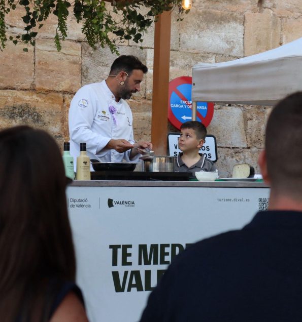 showcooking de ruben fenollar en la feria de la lavanda de ademuz, aceites enguera
