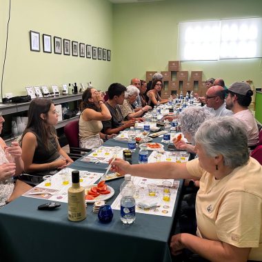 La cata de Oleoturismo de Campoenguera incorpora los bombones de “L’Or d’Enguera” como novedad de la experiencia